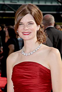 How tall is Betsy Brandt?